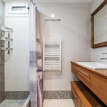 F & B Collection - Flat For 5 Apartment